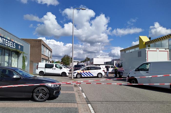 Persoon overleden bij explosie in bedrijfspand, politie doet groot onderzoek