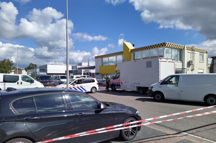 Persoon overleden bij explosie in bedrijfspand, politie doet groot onderzoek
