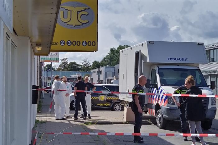 Persoon overleden bij explosie in bedrijfspand, politie doet groot onderzoek