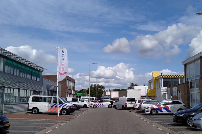 Persoon overleden bij explosie in bedrijfspand, politie doet groot onderzoek