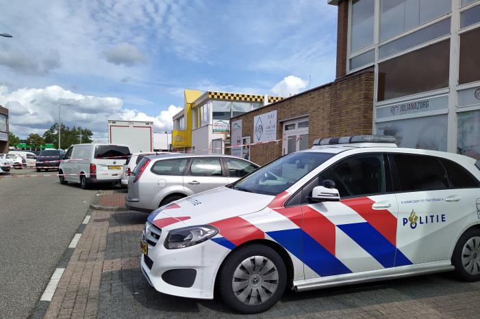 Persoon overleden bij explosie in bedrijfspand, politie doet groot onderzoek