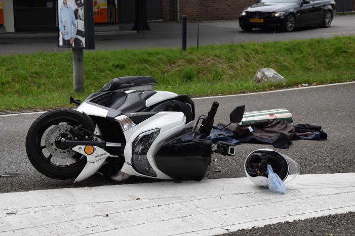 Motorscooterrijder knalt op verkeerspaal en raakt gewond