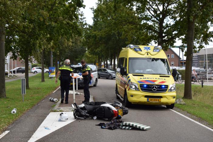 Motorscooterrijder knalt op verkeerspaal en raakt gewond