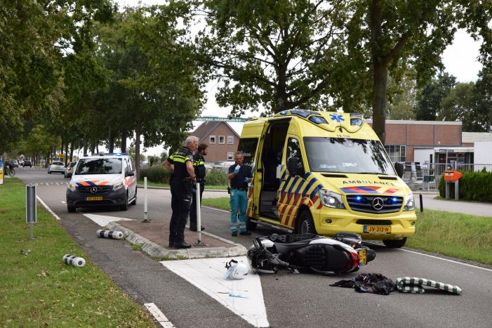 Motorscooterrijder knalt op verkeerspaal en raakt gewond