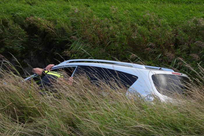 Automobilist raakt met auto van de weg en belandt in sloot