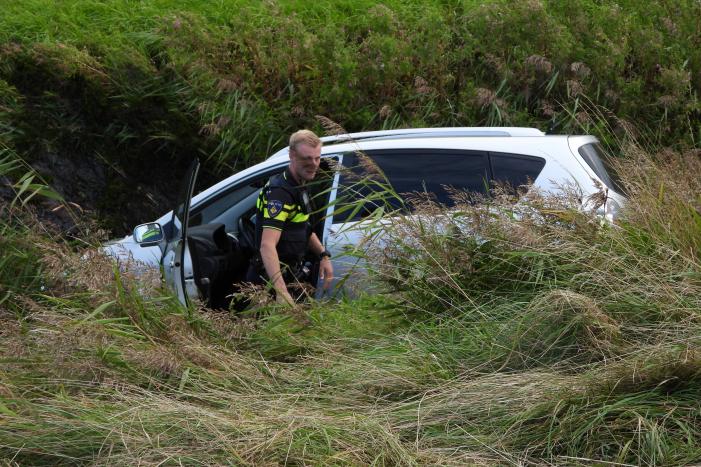 Automobilist raakt met auto van de weg en belandt in sloot
