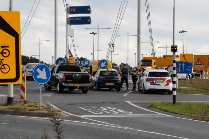 Schade na verkeersongeval tussen twee voertuigen