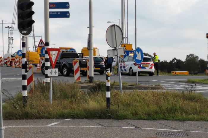 Schade na verkeersongeval tussen twee voertuigen
