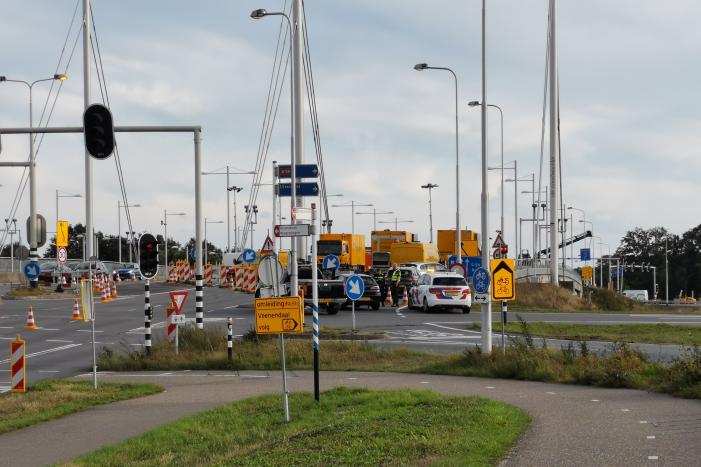 Schade na verkeersongeval tussen twee voertuigen