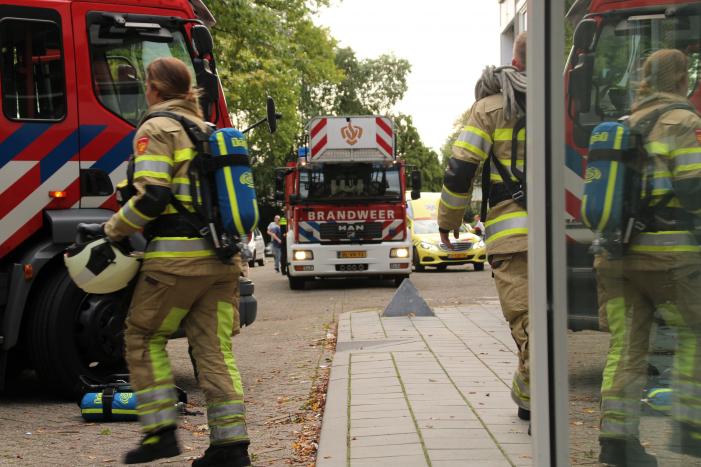 Brand op balkon, vrouw gewond
