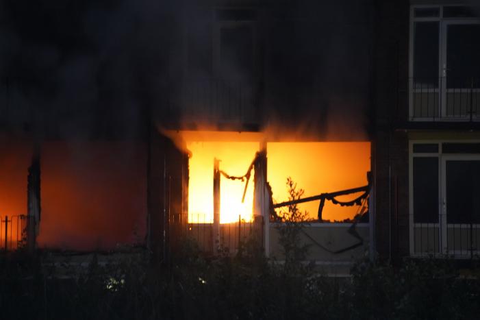 Leegstaand flatgebouw in brand gestoken