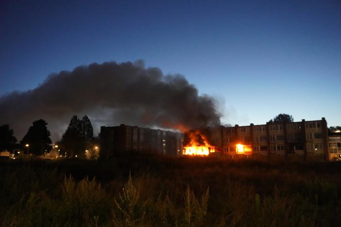 Leegstaand flatgebouw in brand gestoken