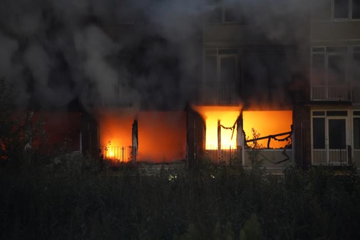 Leegstaand flatgebouw in brand gestoken