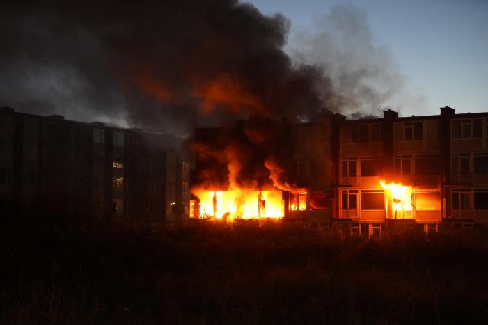Leegstaand flatgebouw in brand gestoken