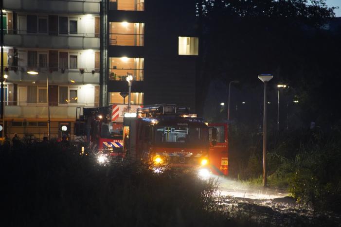 Leegstaand flatgebouw in brand gestoken
