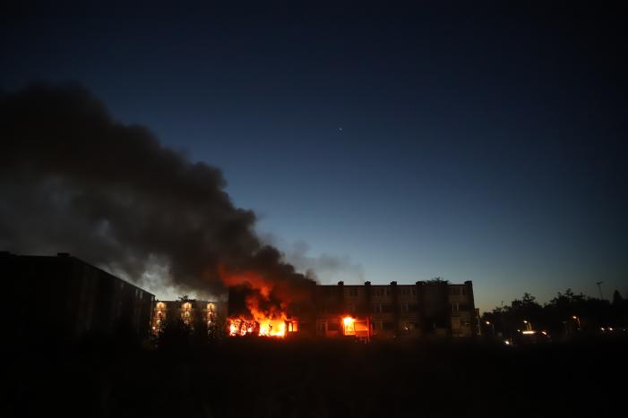 Leegstaand flatgebouw in brand gestoken