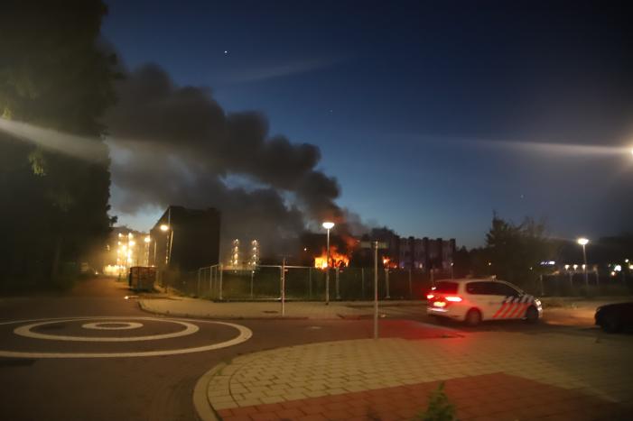 Leegstaand flatgebouw in brand gestoken