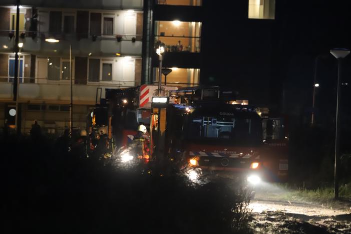 Leegstaand flatgebouw in brand gestoken