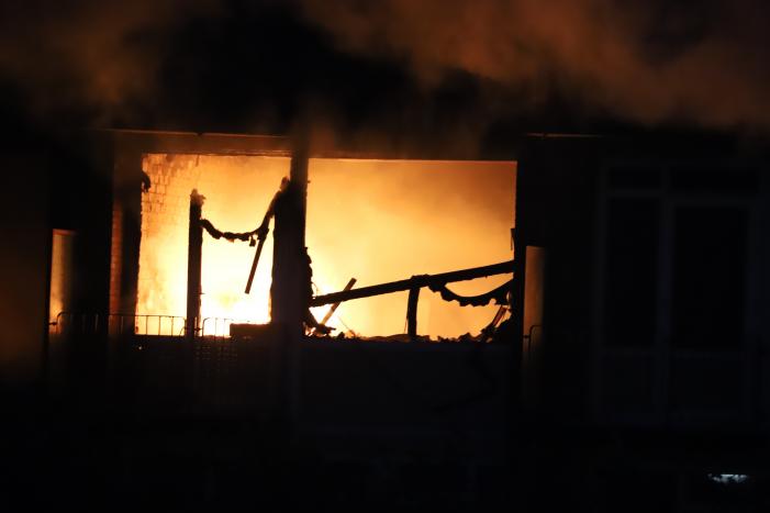Leegstaand flatgebouw in brand gestoken
