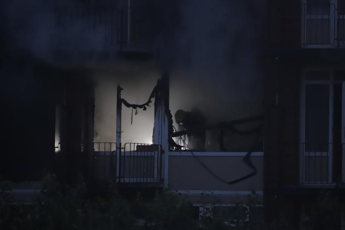 Leegstaand flatgebouw in brand gestoken