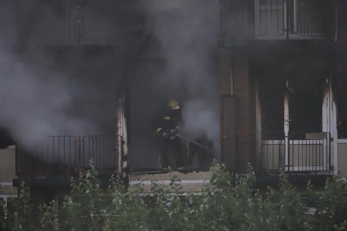 Leegstaand flatgebouw in brand gestoken