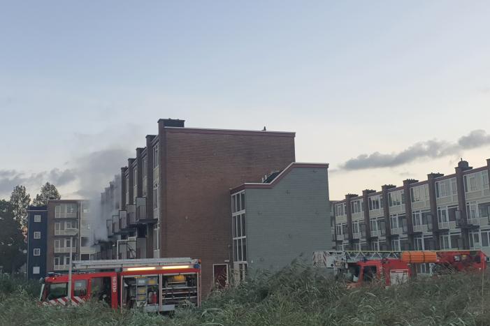 Leegstaand flatgebouw in brand gestoken