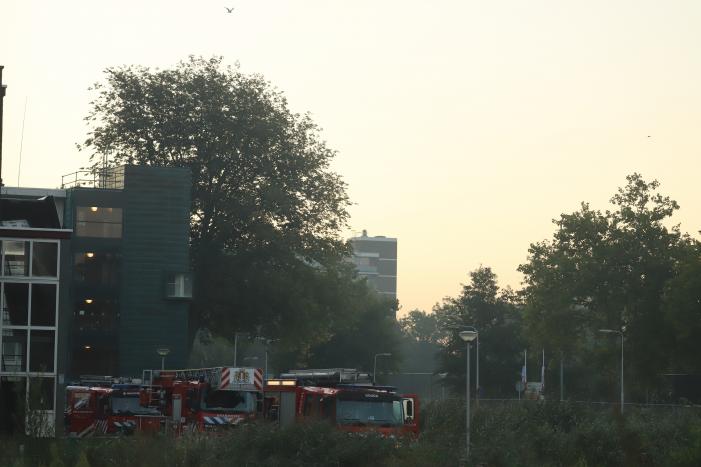 Leegstaand flatgebouw in brand gestoken