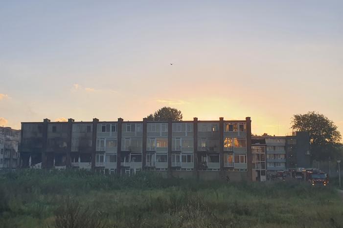 Leegstaand flatgebouw in brand gestoken