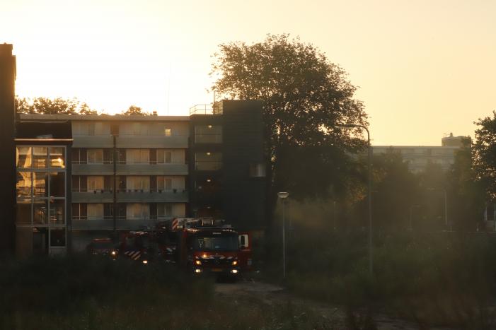 Leegstaand flatgebouw in brand gestoken