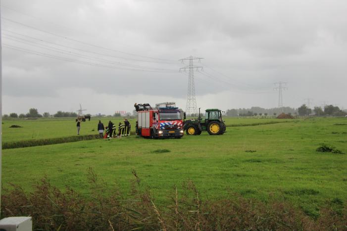 Paard vast in sloot, brandweer bevrijdt het dier