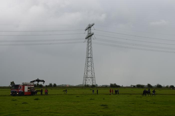 Paard vast in sloot, brandweer bevrijdt het dier
