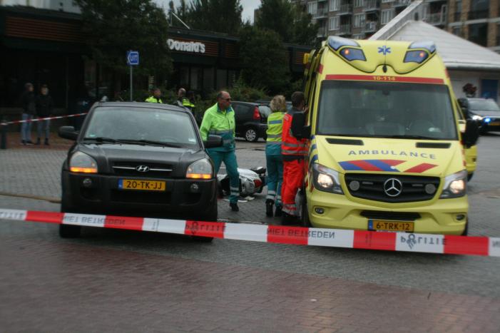 Scooterrijder zwaargewond bij ongeval op parkeerterrein