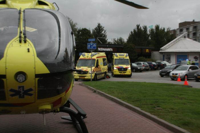 Scooterrijder zwaargewond bij ongeval op parkeerterrein