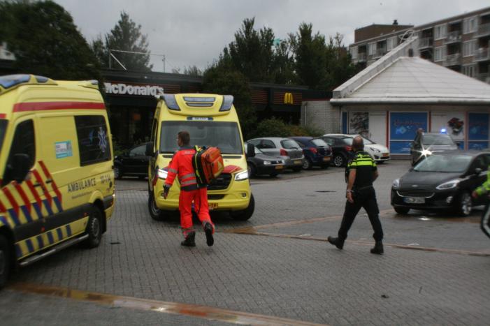Scooterrijder zwaargewond bij ongeval op parkeerterrein