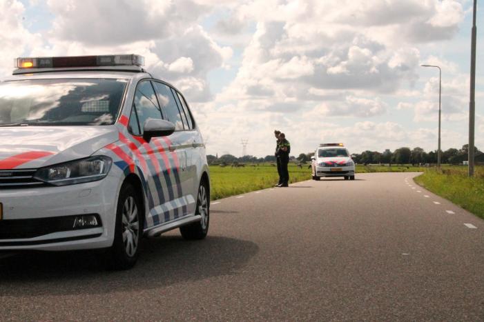 Motorrijder vliegt uit de bocht de greppel in
