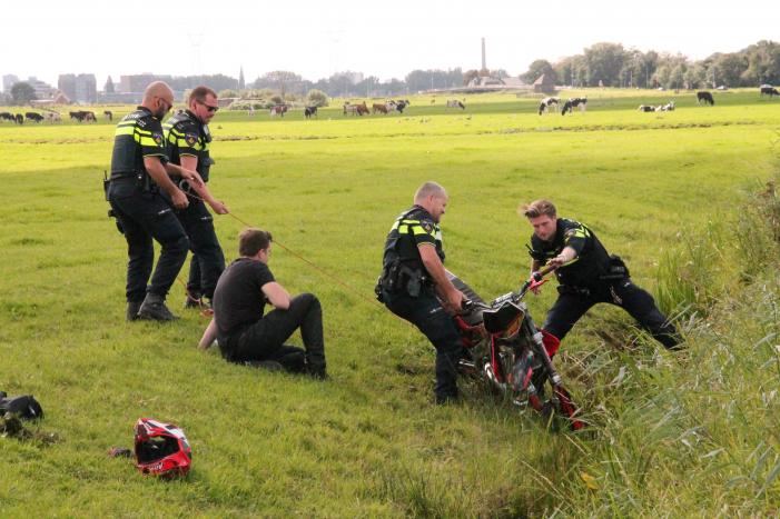 Motorrijder vliegt uit de bocht de greppel in