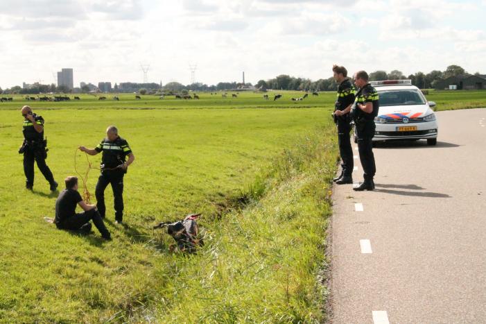 Motorrijder vliegt uit de bocht de greppel in
