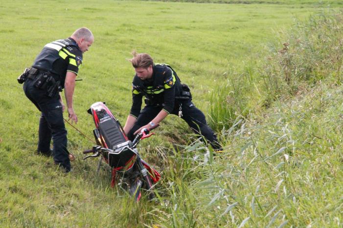 Motorrijder vliegt uit de bocht de greppel in