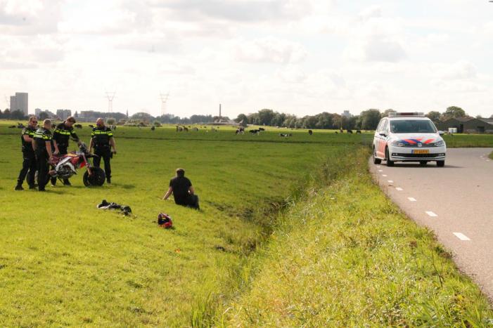 Motorrijder vliegt uit de bocht de greppel in