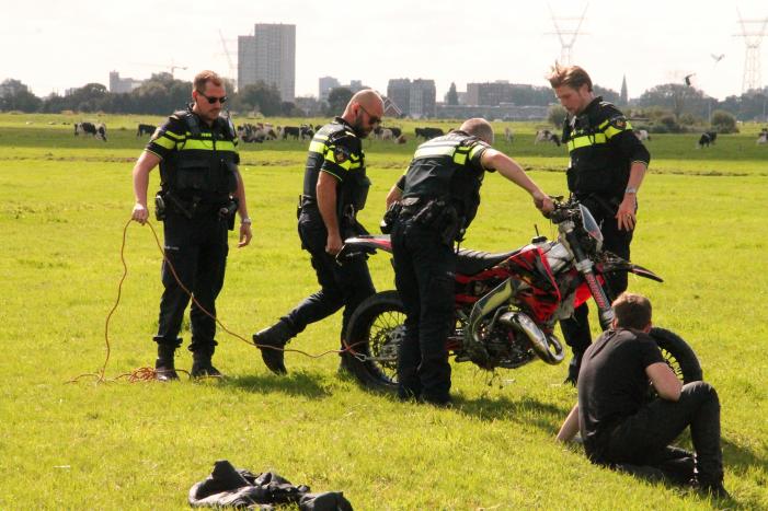 Motorrijder vliegt uit de bocht de greppel in