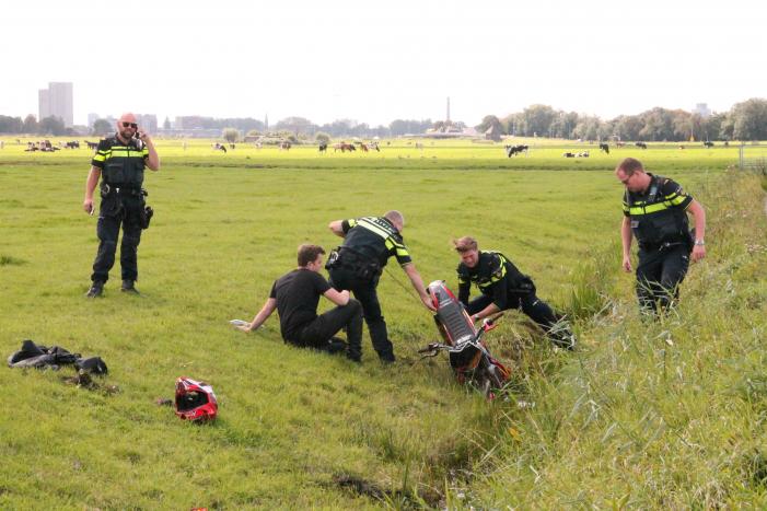 Motorrijder vliegt uit de bocht de greppel in