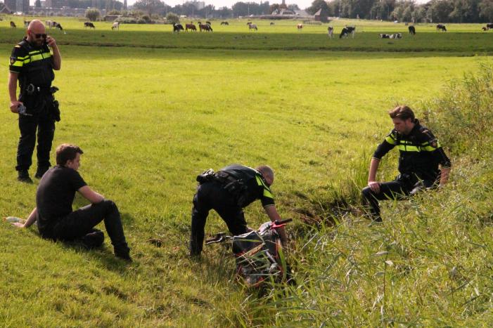 Motorrijder vliegt uit de bocht de greppel in