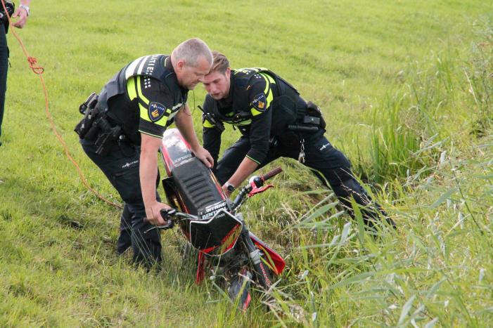 Motorrijder vliegt uit de bocht de greppel in