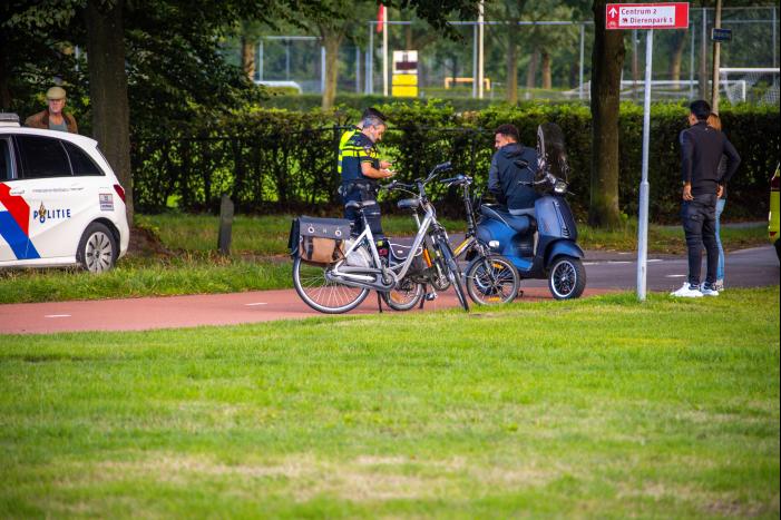 Vrouw gewond na botsing met scooterrijder