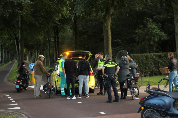 Vrouw gewond na botsing met scooterrijder