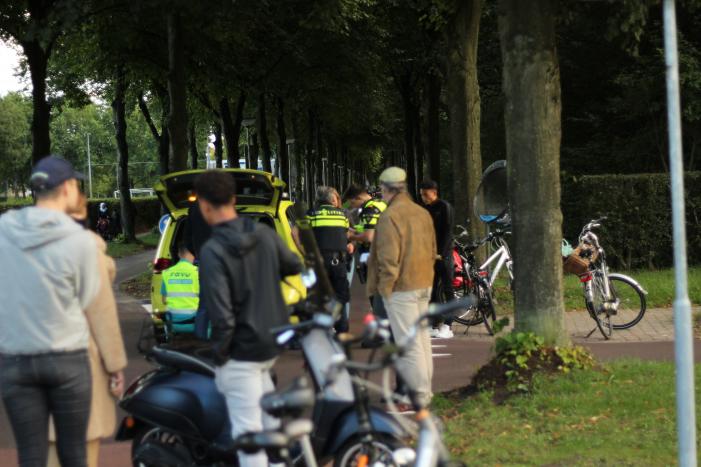 Vrouw gewond na botsing met scooterrijder