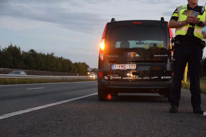 Twee auto's botsen op snelweg