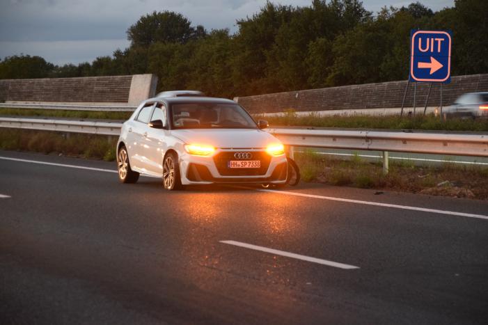 Twee auto's botsen op snelweg