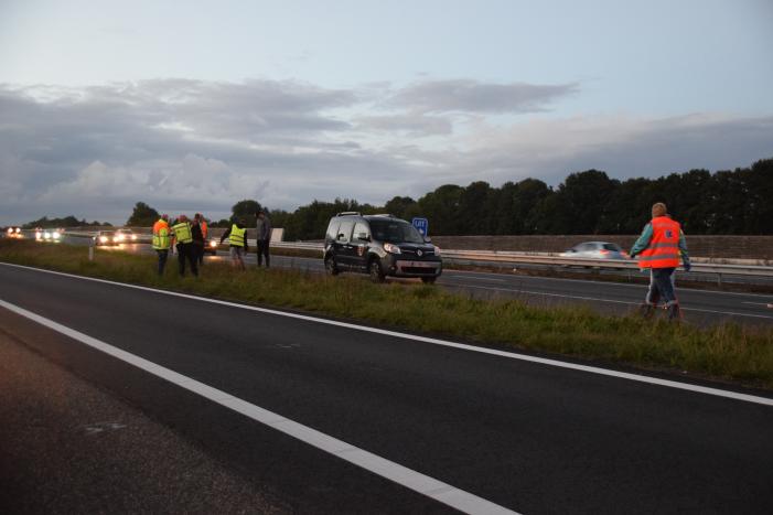 Twee auto's botsen op snelweg