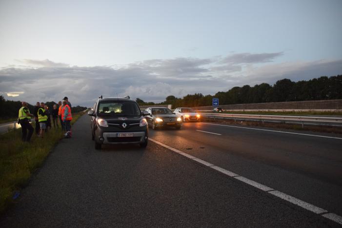 Twee auto's botsen op snelweg